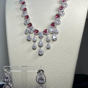 Halsband och örhängen med rubinrött och silverfärgat amerikanskt diamantset