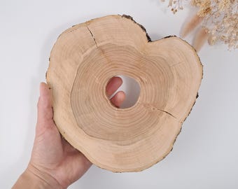 Naturalny plaster drewna jabłoniowego z otworem – przekrój drzewa do ekologicznej dekoracji domu