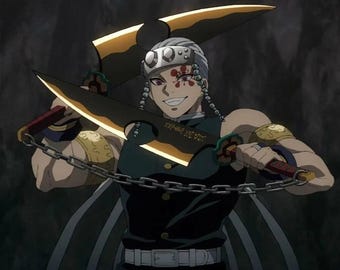 Puede incluir: Personaje de anime con cabello blanco y una diadema, empuñando dos grandes armas de hoja negra y dorada conectadas por una cadena. El personaje tiene una marca facial y viste un atuendo oscuro con detalles dorados.