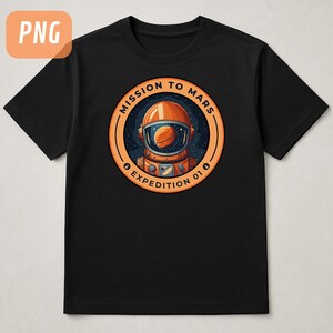 Può includere: T-shirt nera con un disegno circolare raffigurante un casco da astronauta e le scritte "MISSION TO MARS" e "EXPEDITION 01". L'astronauta è arancione, su uno sfondo di cielo stellato.
