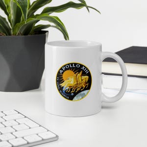Taza con el parche de la misión Apolo 13 – Taza de café de ingeniería espacial
