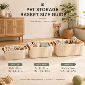 Może przedstawiać: Trzy prostokątne, kremowe, prążkowane kosze do przechowywania z brązowymi uchwytami z ekosk&oacute;ry. Tekst głosi PET STORAGE BASKET SIZE GUIDE. Mały: 31 x 21 x 13 cm, Średni: 36 x 26 x 16 cm i Duży: 41 x 31 x 20 cm.