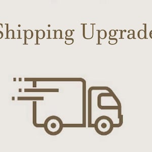 Könnte beinhalten: Das Bild zeigt den Text "Shipping Upgrade" über einer braunen Strichzeichnung eines Lieferwagens. Der LKW hat einen kastenförmigen Laderaum und Bewegungslinien, die Geschwindigkeit suggerieren.