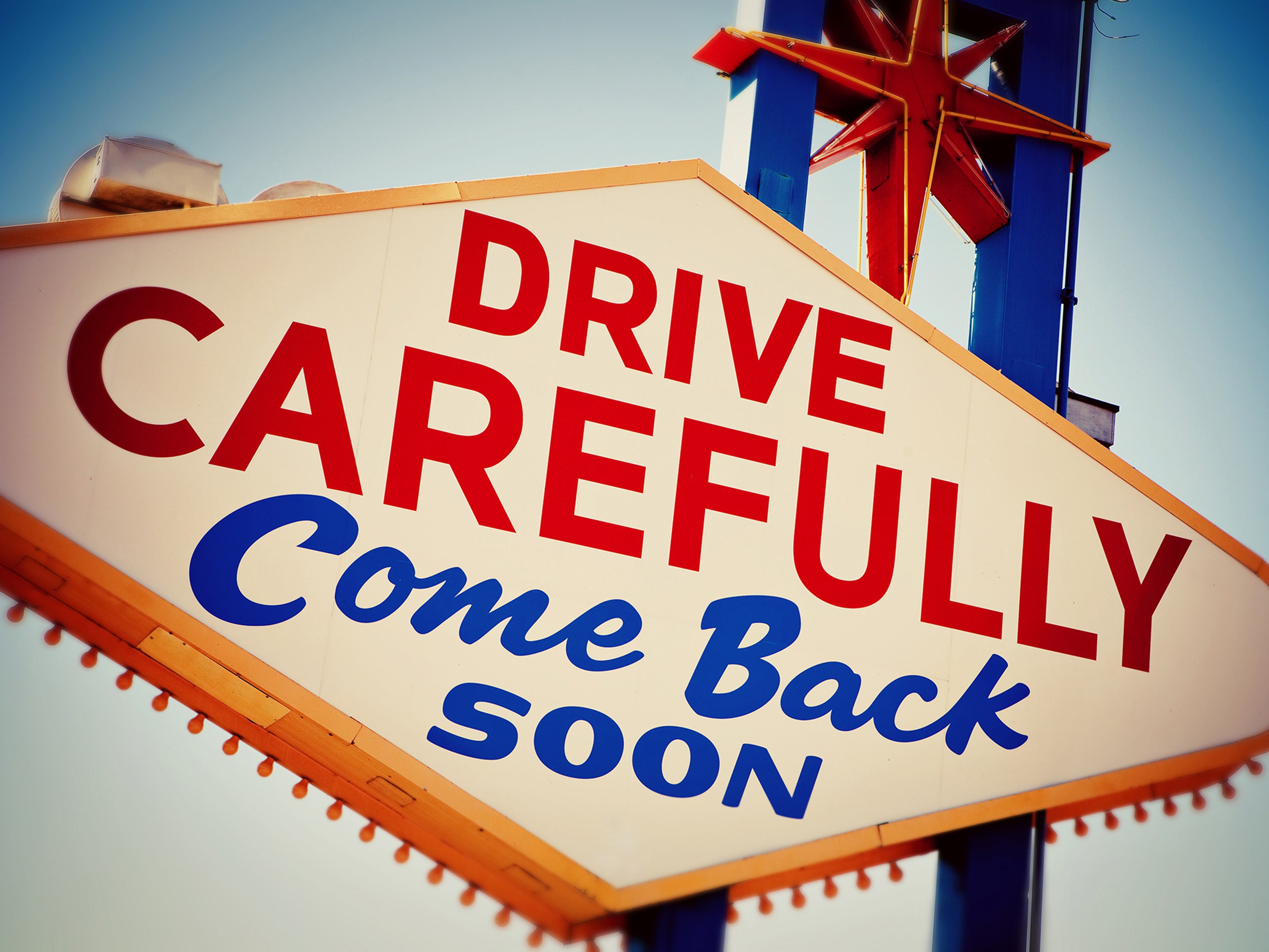 Девушка чемодан самолет. Arrive back. Мужчина с чемоданом в аэропорту. Coming back soon. Come back фон.