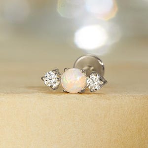 Brincos de titânio com opala de grau implante 18G/16G, com base plana e detalhes em prata, ideais para piercing na cartilagem, concha, tragus e rook.