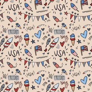 Könnte beinhalten: Ein sich wiederholendes Muster mit patriotischen Illustrationen. Das Design enthält das Wort "USA", amerikanische Flaggen, Feuerwerk, Eistüten, Herzen, Sterne und den Satz "Let Freedom Ring". Die Farbpalette umfasst Rot, Weiß und Blau auf beigem Hintergrund.