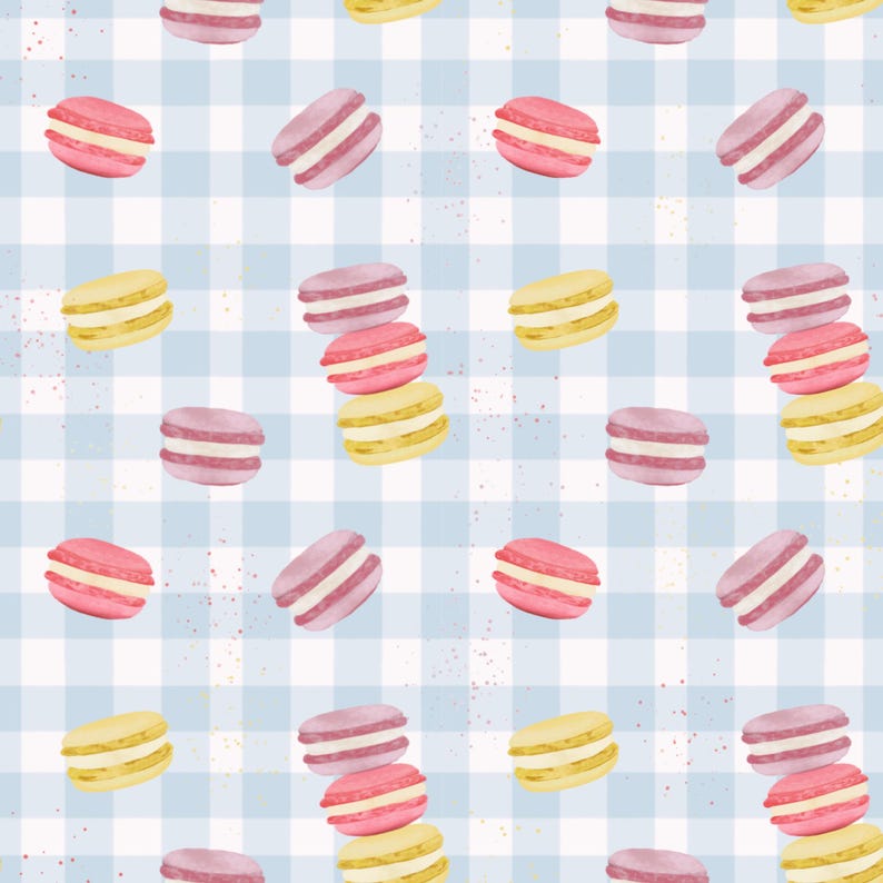 Peut inclure: Motif de macarons color&eacute;s roses, jaunes et violets sur un fond &agrave; carreaux bleu clair et blanc. Les macarons sont empil&eacute;s et dispers&eacute;s, cr&eacute;ant un design doux et fantaisiste.