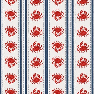 Può includere: Motivo ripetuto di granchi rossi su sfondo crema, con strisce verticali blu navy. Il design ha un tema nautico, adatto per l'arredamento costiero o tessuto.