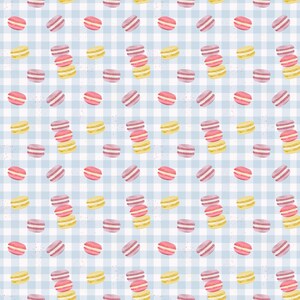Peut inclure: Motif r&eacute;p&eacute;t&eacute; de macarons color&eacute;s sur un fond &agrave; carreaux bleu clair et blanc. Les macarons sont dans des tons de rose, jaune et violet. L'image a une qualit&eacute; douce, semblable &agrave; une aquarelle.