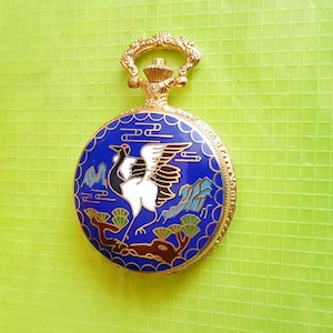 5 cm Storch Taschenuhr / Kettenuhr / funktionstüchtig / graviertes Emaille / inklusive Kette