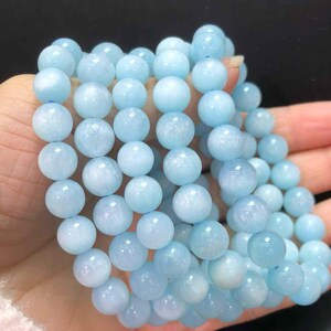 Natuurlijke blauwe armband met aragonietkralen | Kalmerende, helende kristallen sieraden van 9 mm afbeelding 3