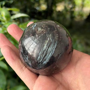 Esfera de granate de fuegos artificiales, bola de cristal de granate estrella natural, piedra energética del chakra raíz, gema curativa vibrante para altar, regalo único de bruja