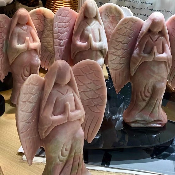 手彫りのピンクオパール守護天使像、スピリチュアルな装飾（20 cm