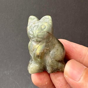 Labradoritkattfigur, handskuren kristalldjurstotem, mystisk altardekor, bohemisk lyxkristall, andlig gåva, skrivbordstillbehör