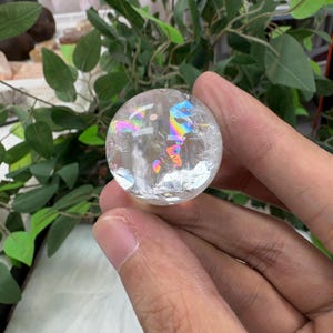Regnbågsfärgad kvartssfär 25 mm, naturlig minikristallkula, regnbågskvarts med inneslutning, fickstorleksenergisten, meditationsaltaredekor