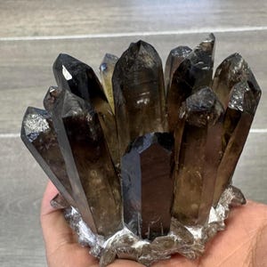 Cluster di cristallo di quarzo fumé naturale per esposizione e guarigione / Pietra di quarzo fumé grezza per energia spirituale e decorazione della casa