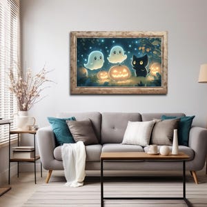 Può includere: Un'opera d'arte incorniciata a tema Halloween con due fantasmi amichevoli, un gatto nero e zucche illuminate. L'opera è ambientata su uno sfondo blu scuro con stelle scintillanti, creando una scena stravagante e festosa. La cornice è di colore marrone chiaro.