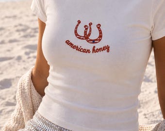 Geborduurd American Honey Baby T-shirt, Coquette patriottische crop top, Western Horseshoe kustshirt, cadeau voor haar