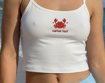 Camiseta Summer Era personalizada con nombre, camiseta sin mangas acanalada con lindo ícono de cangrejo, ropa de club de playa con texto personalizado, regalo para ella.