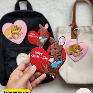 以下が含まれることがあります： 黒い持ち手と「But first, coffee」の文字が黒い手書き風フォントで書かれた白いセラミックマグ。マグカップは白い表面に置かれています。