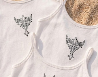 Camiseta sin mangas Y2K con cruz ornamentada bordada a medida, top corto acanalado con cruz alada estética, ropa retro gótica grunge, regalo para ella.