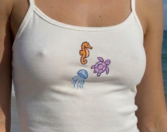 Camiseta de bebé bordada a medida, camiseta de tirantes con icono de animal marino personalizado, top corto con estética Y2K, camiseta sin mangas con estampado de caballito de mar, tortuga y medusa, regalo para ella.