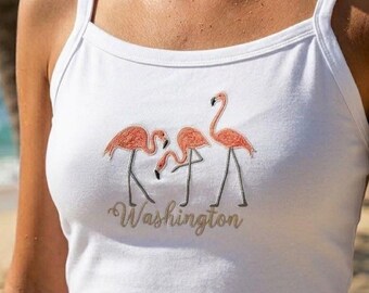 Canotta Washington personalizzata con fenicottero ricamato, canotta rosa con grafica fenicottero, outfit per vacanze tropicali, regalo per lei