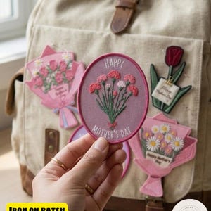 Könnte beinhalten: Eine weiße Keramik-Tasse mit schwarzem Henkel und dem Text "But First, Coffee" in schwarzer, fetter Schrift. Die Tasse steht auf einer Holzoberfläche. Die Tasse ist etwa 10 cm hoch.