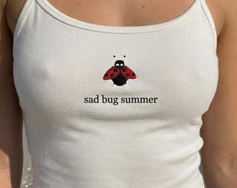 Camiseta de verano con insectos tristes, camiseta con insectos bordados, camiseta de insectos estilo cottagecore, regalo para ella.