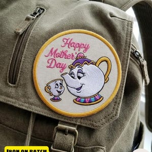 Könnte beinhalten: Rustikales Holzschild mit dem Text "Welcome to our home" in weißer Schrift. Das Schild hat eine Used-Optik und ein schlichtes, einladendes Design, ideal für die Dekoration der Haustür.