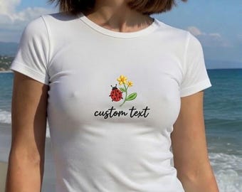 Camiseta infantil con texto personalizado, mariquita bordada, conjunto de playa de verano, top ajustado de estilo minimalista de los 90, regalo para ella.