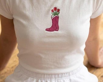 Zestaw dziecięcych koszulek z haftowanymi kowbojskimi butami, spersonalizowany zestaw wypoczynkowy w stylu western, koszulka i spodenki z bucikami w kształcie tulipanów, letni komplet piżamowy, prezent dla niej