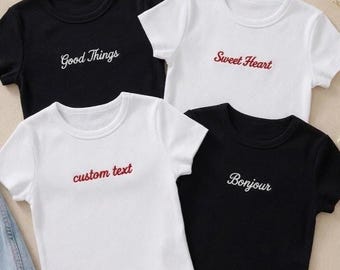 Camiseta de bebé bordada personalizada, top corto bordado a medida, regalo para la novia, idea de frase para la despedida de soltera, regalo para ella.