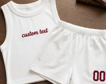 Conjunto de top corto sin mangas con texto personalizado bordado, conjunto minimalista de top corto con tirantes finos, camisola personalizada con nombre, regalo para ella.