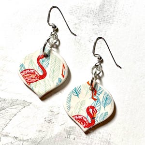 Weiße & rote Ohrringe, Flamingo Ohrringe, handgemachte Polymer Clay Anhänger, OOAK, Boho Ohrringe, peta designs au, Vogel Ohrringe