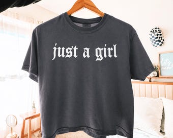 Camiseta Comfort Colors Just a girl Boxy, Camiseta Im Just a Girl, Top corto de la banda NO DOUBT, Camiseta de rock de inspiración vintage, Diseño Tragic Kingdom