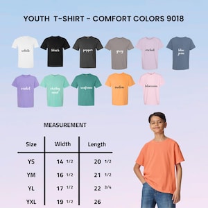 Puede incluir: Una exhibici&oacute;n de camisetas juveniles en varios colores, incluyendo blanco, negro, gris y azul vaquero. La imagen incluye una tabla de tallas con medidas en pulgadas, y un joven con una camiseta naranja.