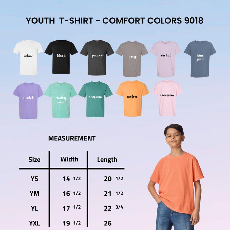 Puede incluir: Una exhibici&oacute;n de camisetas juveniles en varios colores, incluyendo blanco, negro, gris y azul vaquero. La imagen incluye una tabla de tallas con medidas en pulgadas, y un joven con una camiseta naranja.