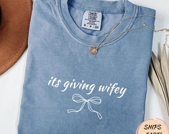 Camiseta "Its Giving Wifey", Camiseta de recién casados de Comfort Colors, Regalo de compromiso personalizado, Conjunto para la luna de miel, Camiseta para el día de la boda, Estilo Wifey, Camiseta para la futura novia