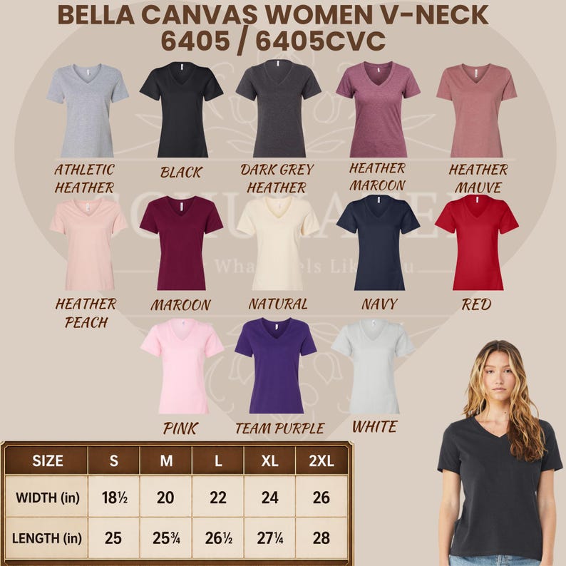 Op de afbeelding: Een display van Bella Canvas V-hals T-shirts voor dames in diverse kleuren, waaronder zwart, marineblauw en rood. De afbeelding bevat een maattabel met afmetingen in inches, met een breedte vari&euml;rend van 47 cm tot 66 cm en een lengte van 63 cm tot 71 cm. De tekst luidt "BELLA CANVAS WOMEN V-NECK 6405 / 6405CVC".