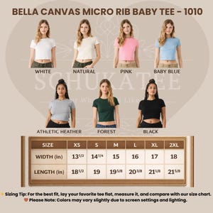 Puede incluir: Imagen de una camiseta Bella Canvas Micro Rib Baby Tee en blanco, natural, rosa, azul beb&eacute;, gris jaspeado, bosque y negro. Tabla de tallas con medidas en pulgadas, de XS a 2XL. Las medidas est&aacute;n en pulgadas.