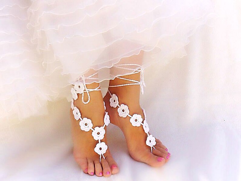 White flower barefoot Foot thong Bridal barefoot sandals Footless sandals Wedding foot jewelry Beach crochet anklet image 3