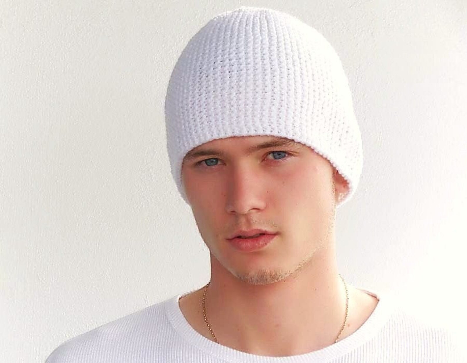 Белая вязаная мужская. Вязаная мужская шляпа. A White Winter hat