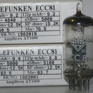 Può includere: Due valvole termoioniche Telefunken ECC81 con involucri in vetro trasparente e pin metallici, posizionate accanto a due scatole di cartone bianco. Ogni scatola presenta un'etichetta stampata con specifiche tecniche, inclusi i valori T1Ip, uMhos, RP ohm e Mu.