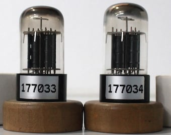 2 tubes Raytheon 2C52 Top Square Getter fabriqués aux États-Unis dans les années 1940, testés par Hickok 752A