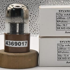 以下が含まれることがあります： 透明なガラス管と茶色のベースを備えた2本のSylvania JAN-6SL7WGT真空管。それぞれシリアル番号4369006と4369017がラベル付けされています。Amplitrex AT1000の技術テストデータが印刷された2つの白い箱が付属しています。