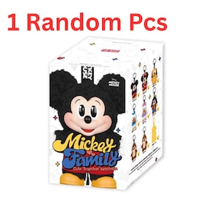 Peut inclure: Une boîte blanche avec un porte-clés Mickey Mouse. La boîte porte l'inscription "Mickey Family Cute Together keychain" et "1 Random Pcs" en rouge. La boîte présente divers porte-clés de personnages Disney.