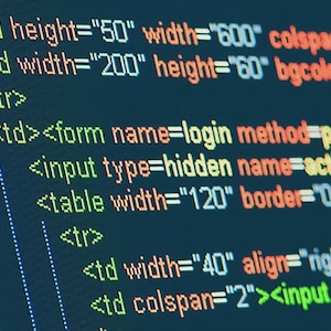 Pode incluir: Close-up de código de computador exibido em uma tela. O código é escrito em várias cores, incluindo laranja, verde e branco, contra um fundo azul escuro. O código inclui tags e atributos HTML.