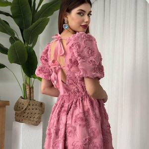 Vestido con detalle de lazo en la espalda