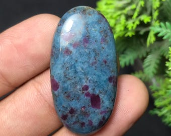 Ruby kyaniet cabochon: natuurlijke ovale edelsteen voor het maken van sieraden (37 x 19 x 6 mm, 55,65 cts)
